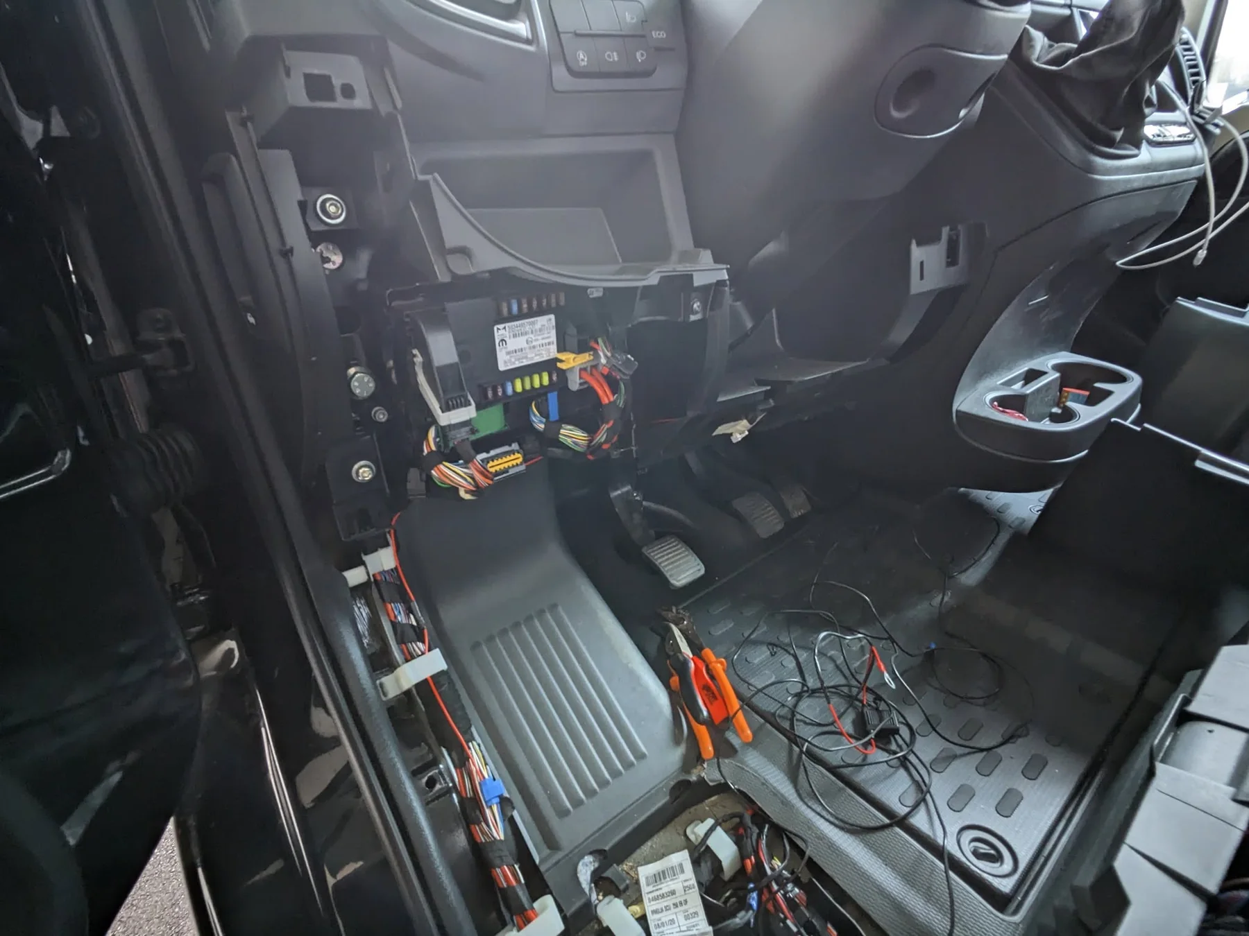 Démontage des habillages du tableau de bord du Fiat Ducato