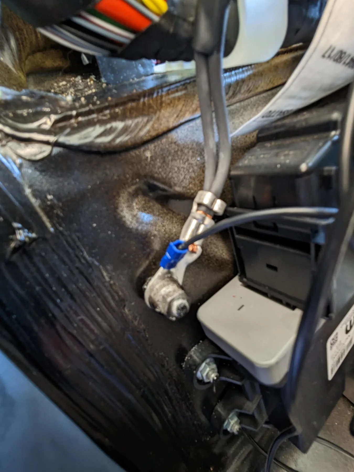 Point de masse électrique du système de suspensions pneumatiques