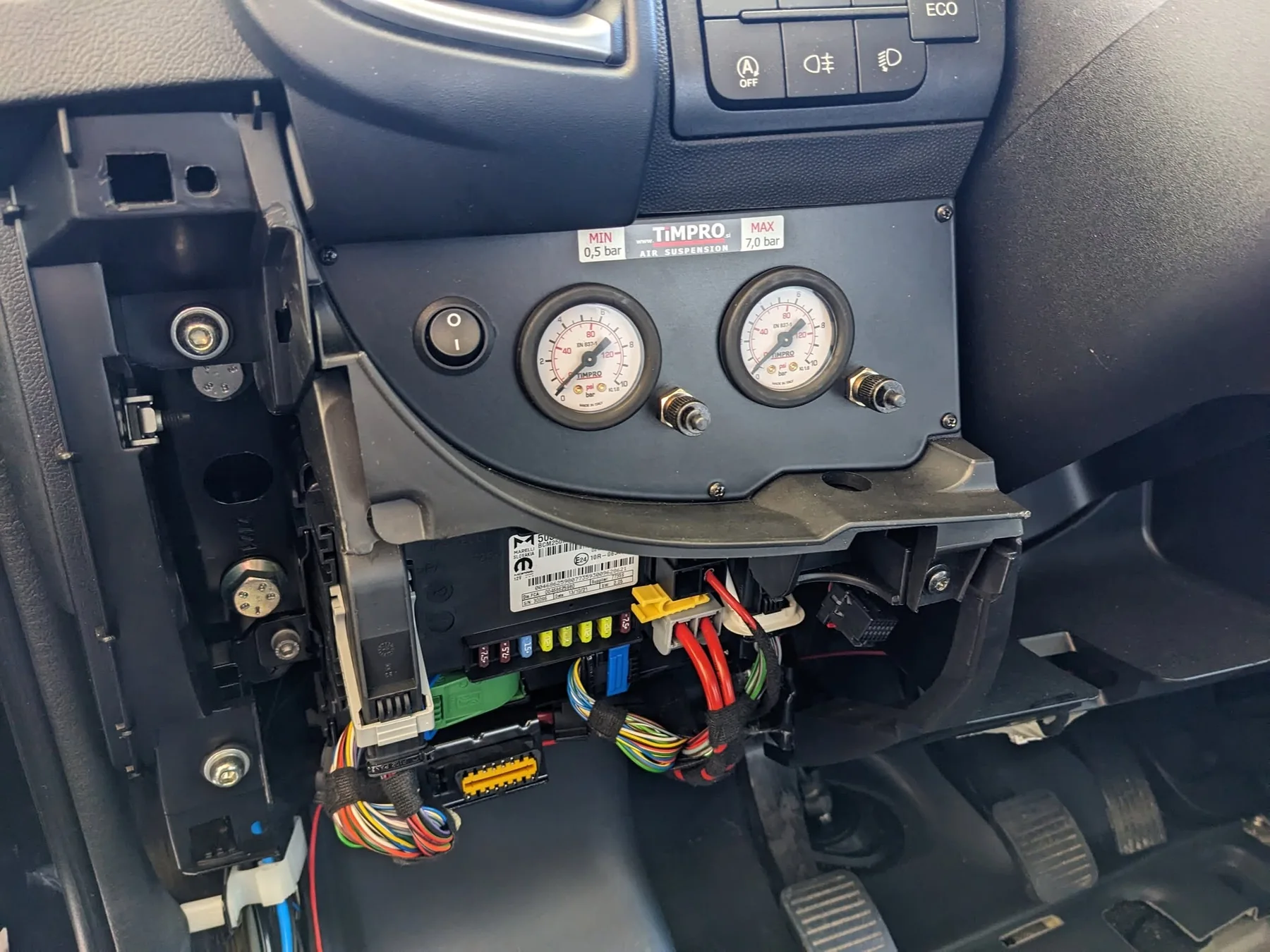 Panneau TIMPRO intégré au vide-poche du tableau de bord