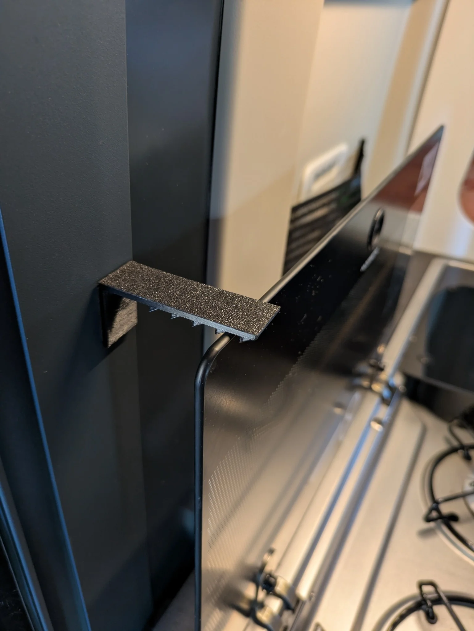Verrou de couvercle de plaque de cuisson installé dans un fourgon