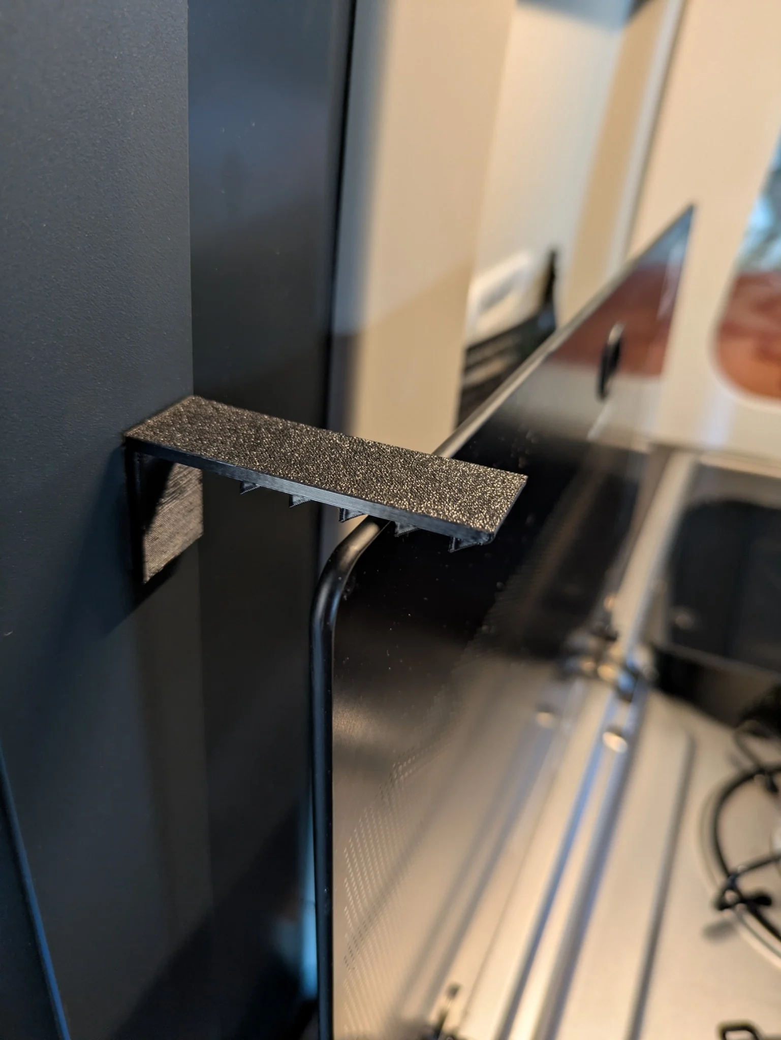 Verrou 3D maintenant le couvercle de plaque ouvert