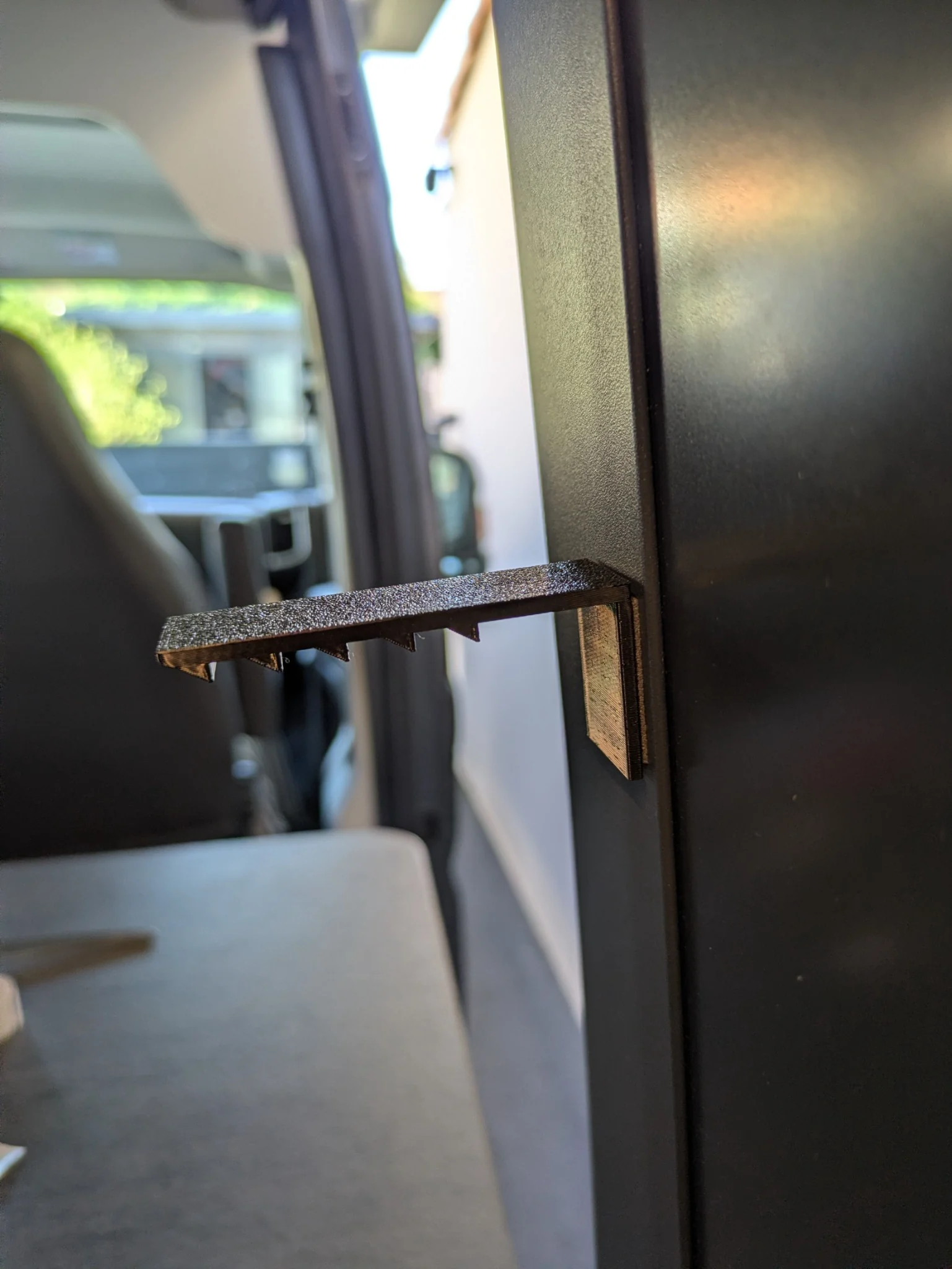 Vue de profil du verrou de couvercle de plaque de cuisson