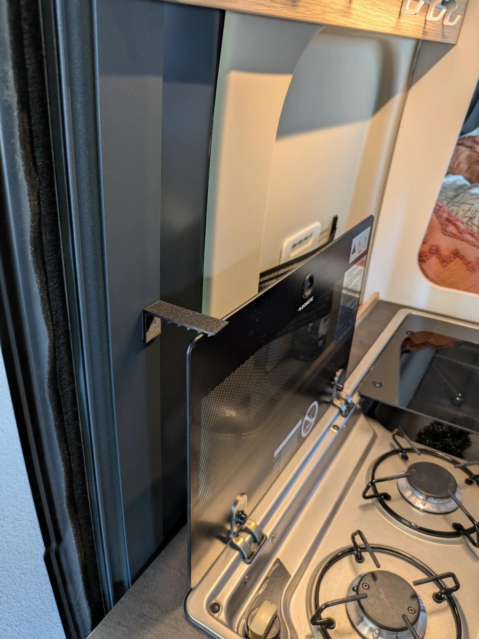 Verrou de couvercle de plaque de cuisson installé près de la cuisine du fourgon